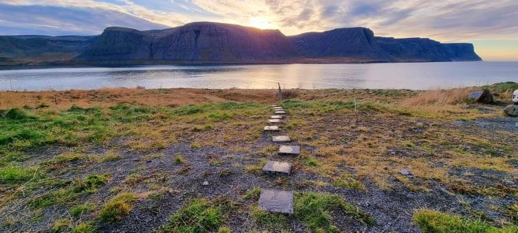Kirkjubraut - Church Street Villa Talknafjordur Buitenkant foto