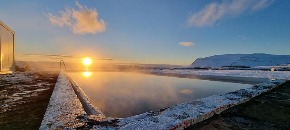 Kirkjubraut - Church Street Villa Talknafjordur Buitenkant foto